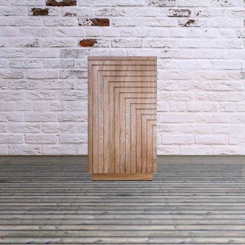 Credenza con anta incisa
