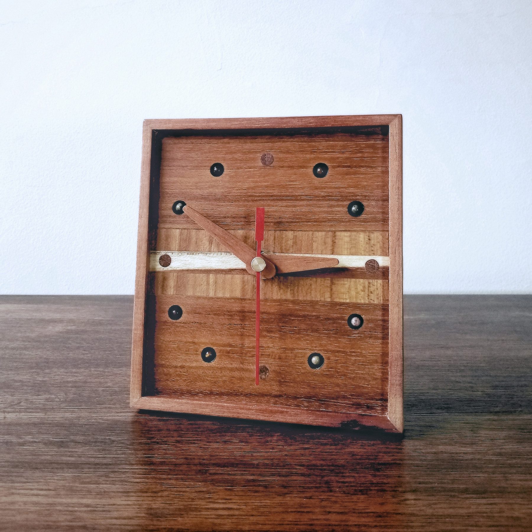 Reloj de mesa con piedras