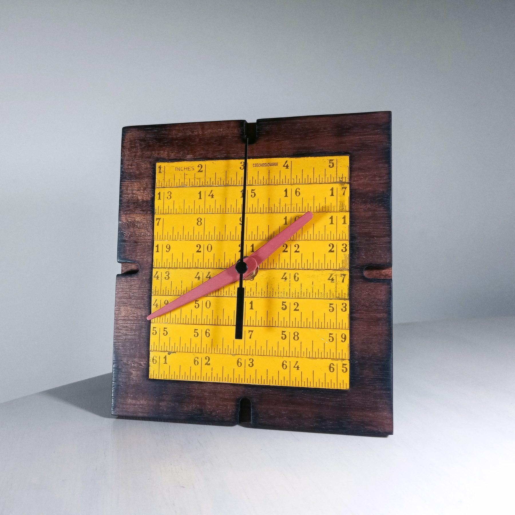 Reloj de mesa con metro plegable