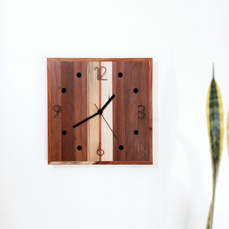 Reloj de pared con alambre de cobre